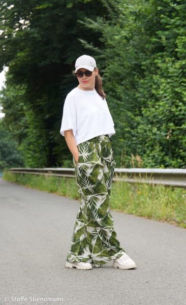 Viskose Akita Blätter auf Grüntöne von Swafing